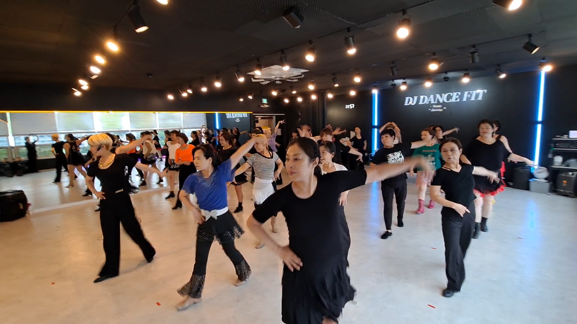 /user/k/kimslinedance/editor/2509/81bfad23a9dccbf25785ee345d974999_1758553062_4417.jpg 이미지크게보기